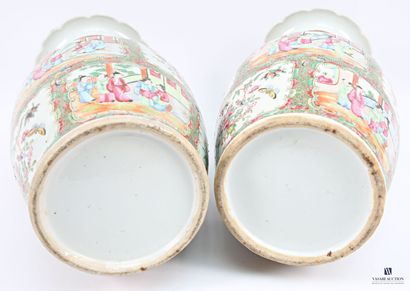 CHINE - Canton
Paire de vases de forme balustre...