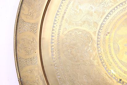 CHINE
Table, le plateau en laiton à décor...