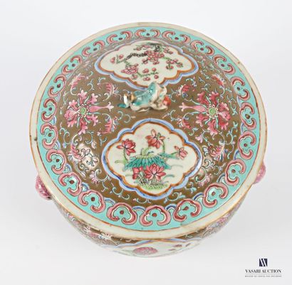 Pot couvert en porcelaine et émaux famille...