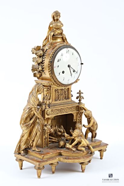 Pendule en bois mouluré, sculpté et doré...
