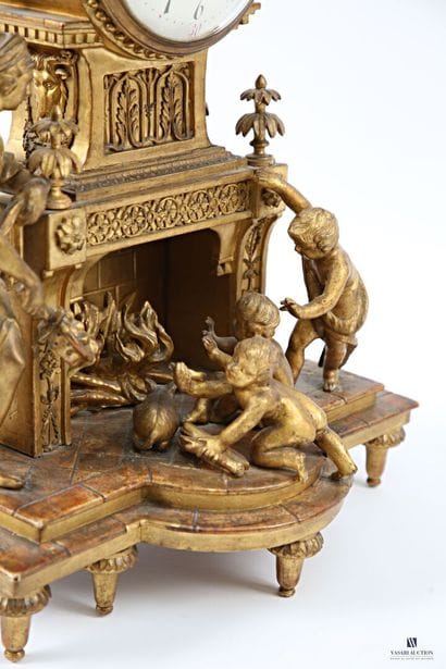 Pendule en bois mouluré, sculpté et doré...