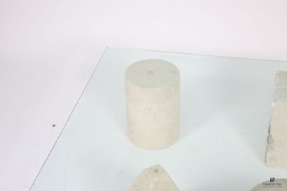 Table basse, le plateau en verre biseauté...