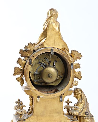 Pendule en bois mouluré, sculpté et doré...