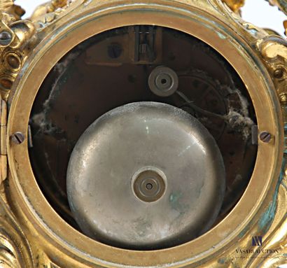 Pendule en bronze doré, le cadran émaillé...