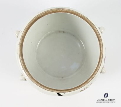 Pot couvert en porcelaine polychrome, à décor...