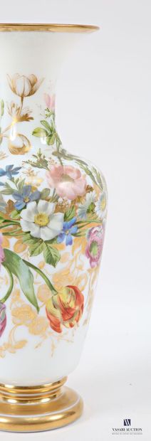 Vase en opaline de forme balustre posant...