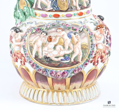 CAPODIMONTE
Important pichet en porcelaine...