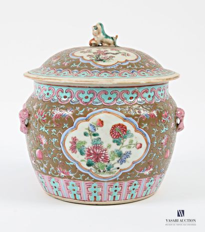 Pot couvert en porcelaine et émaux famille...