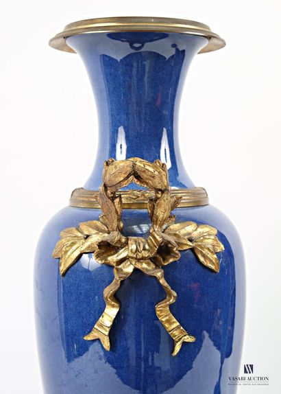 Paire de vases simulés de forme balustre...