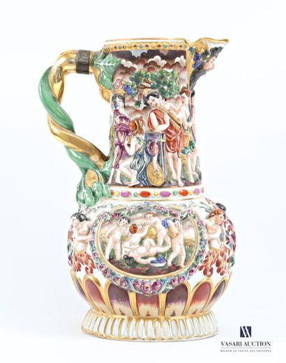 CAPODIMONTE
Important pichet en porcelaine...