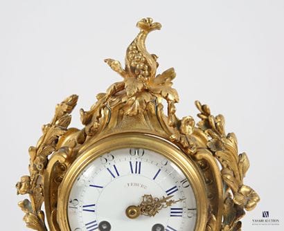 Pendule en bronze doré, le cadran émaillé...