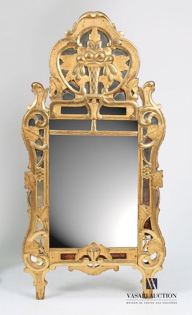 Miroir à parecloses en bois et stuc mouluré...