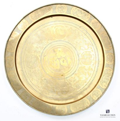 CHINE
Table, le plateau en laiton à décor...