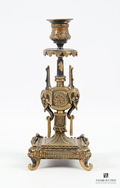 Suite de quatre flambeaux en bronze posant...
