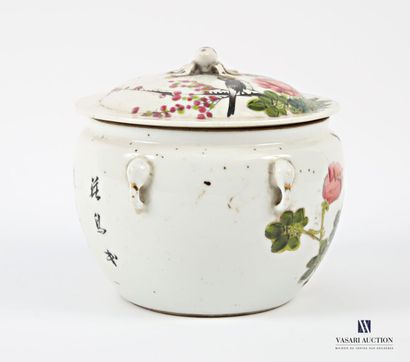 Pot couvert en porcelaine polychrome, à décor...