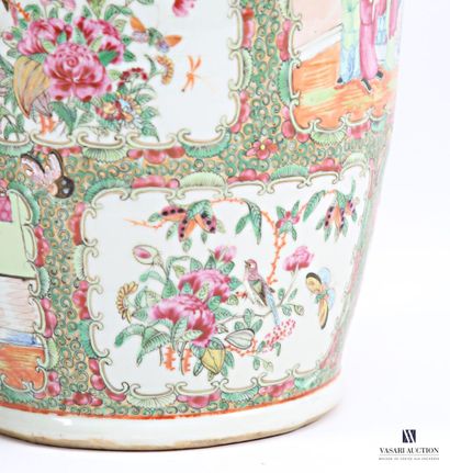 CHINE - Canton
Paire de vases de forme balustre...