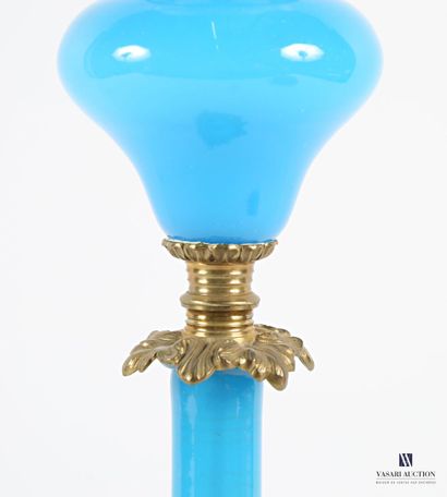 Lampe à pétrole, le fût de forme balustre...