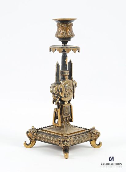 Suite de quatre flambeaux en bronze posant...