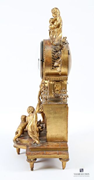 Pendule en bois mouluré, sculpté et doré...