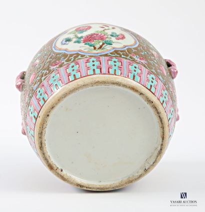 Pot couvert en porcelaine et émaux famille...