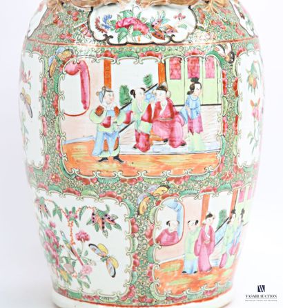 CHINE - Canton
Paire de vases de forme balustre...