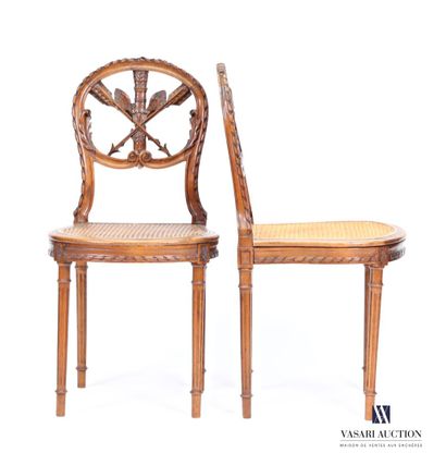 Paire de chaises en bois naturel mouluré...