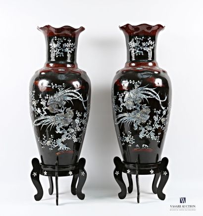 Importante paire de vases de forme balustre...