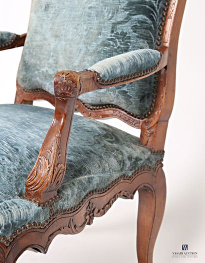 Fauteuil en bois naturel mouluré et sculpté,...