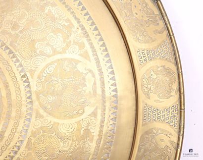 CHINE
Table, le plateau en laiton à décor...
