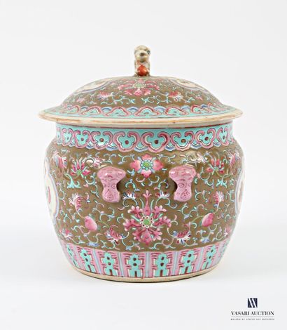 Pot couvert en porcelaine et émaux famille...