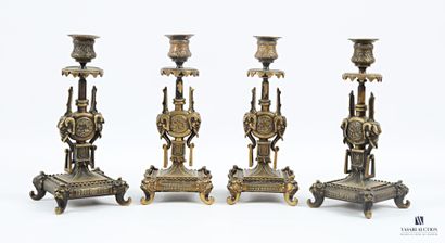 Suite de quatre flambeaux en bronze posant...
