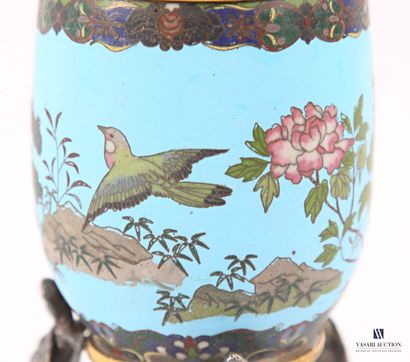 Pot en émaux cloisonnés polychrome à décor...