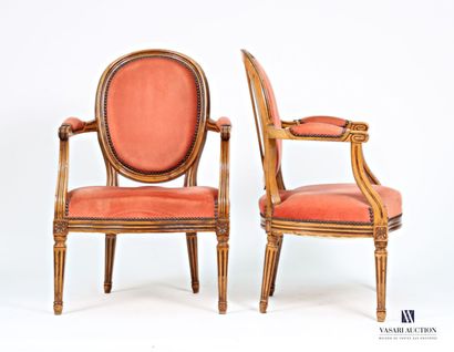 Paire de fauteuils en bois fruitier mouluré,...