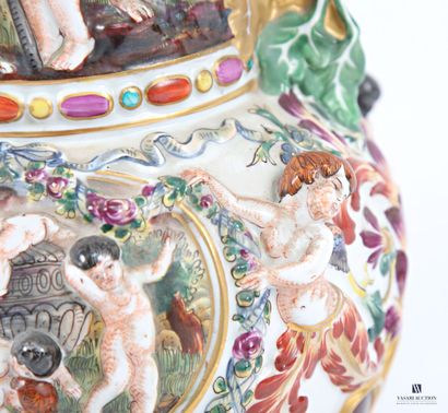 CAPODIMONTE
Important pichet en porcelaine...