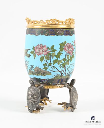 Pot en émaux cloisonnés polychrome à décor...