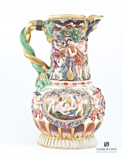 CAPODIMONTE
Important pichet en porcelaine...