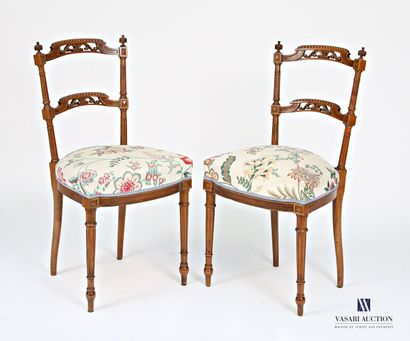 Paire de chaises en noyer mouluré et sculpté,...