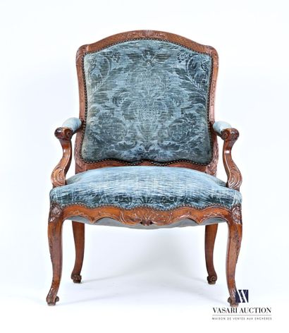 Fauteuil en bois naturel mouluré et sculpté,...