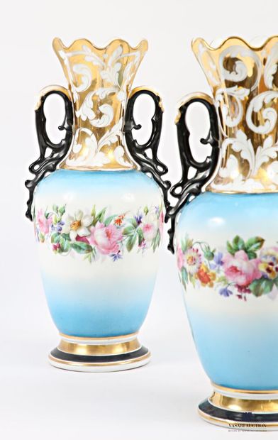 Paire de vases de forme balustre en porcelaine...