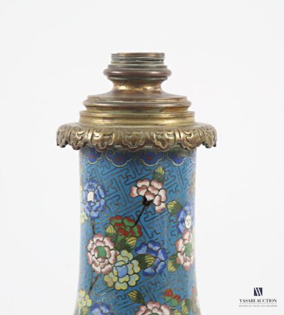 Vase à long col et panse arrondie, en cuivre...