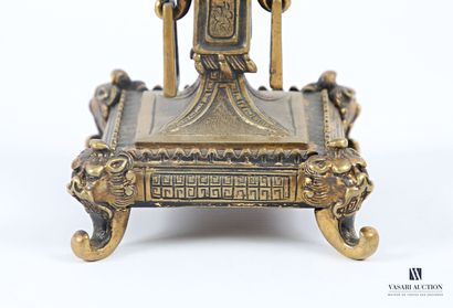 Suite de quatre flambeaux en bronze posant...