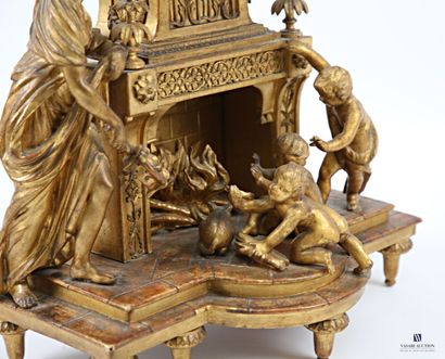 Pendule en bois mouluré, sculpté et doré...