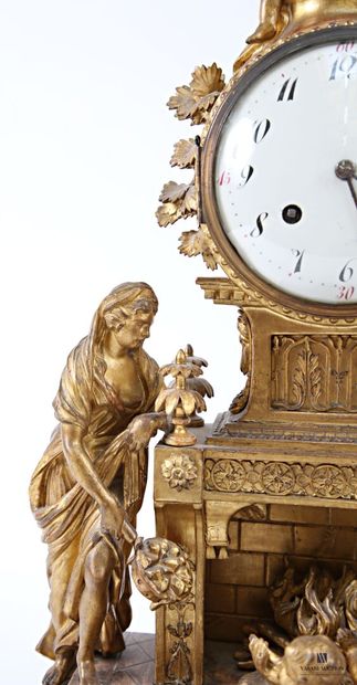 Pendule en bois mouluré, sculpté et doré...