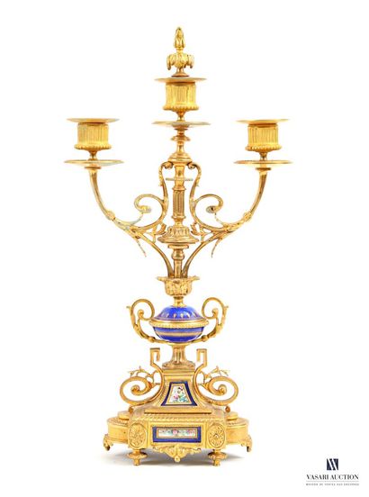 Paire de candélabres en métal doré à trois...