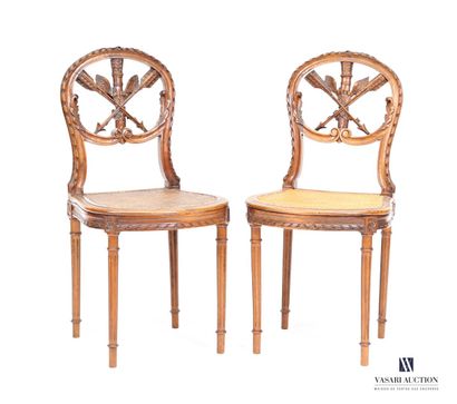 Paire de chaises en bois naturel mouluré...
