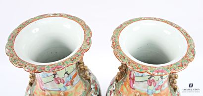 CHINE - Canton
Paire de vases de forme balustre...