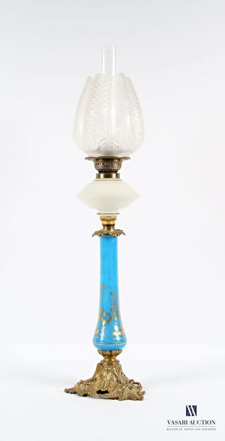 Lampe à pétrole, le fût de forme balustre...