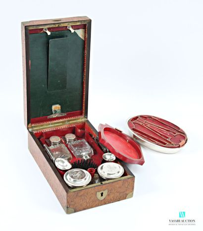 Coffret, nécessaire de voyage en placage...