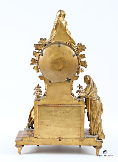 Pendule en bois mouluré, sculpté et doré...