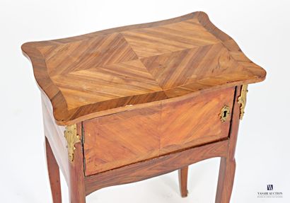Table de chevet en placage de bois de rose...